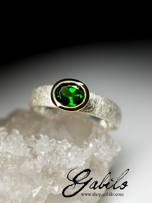 Silver ring with chrome diopside