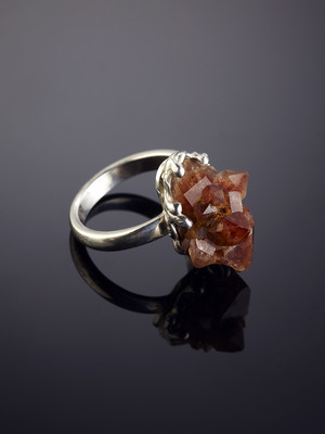 Ring with quartz