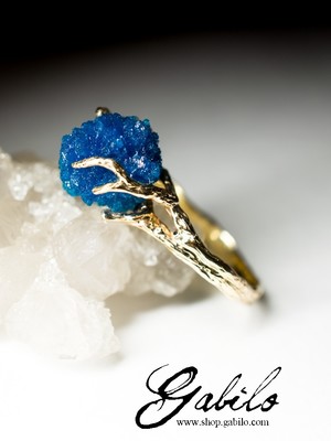 Gold ring with cavansite