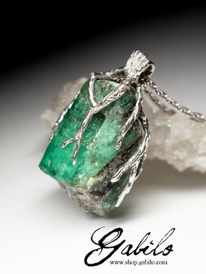 White gold pendant with emerald crystal