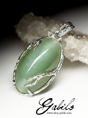 Silver pendant with jade 