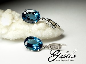 Gold earrings with topaz of London blue and diamonds