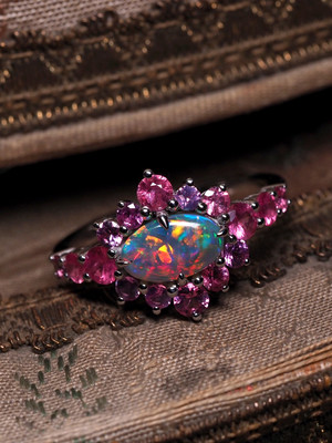 Opal gold ring with sapphires