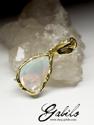Moonstone gold pendant