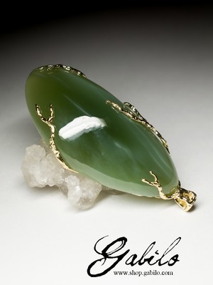 Large gold pendant with jade with certificate