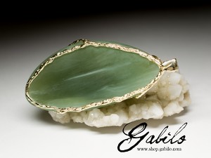 Large gold pendant with jade with certificate