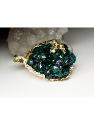 Gold pendant with dioptase