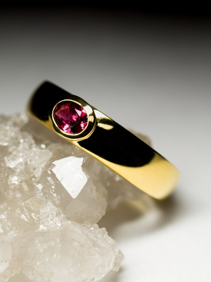 Men's red sapphire gold ring with jewelry report
